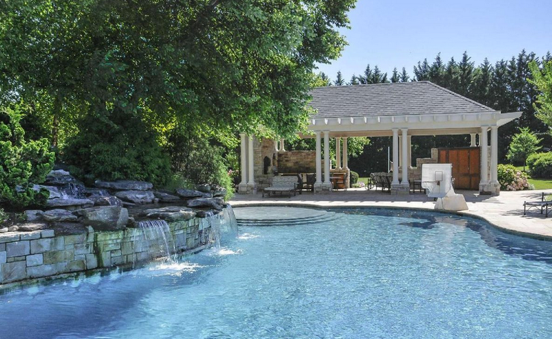 Illustration for article titled John Wall's New Mansion Has 10 Bathrooms And A Basketball Court